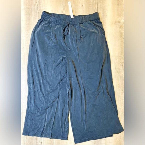 Size 8 Blue Lululemon crops - Picture 1 of 4